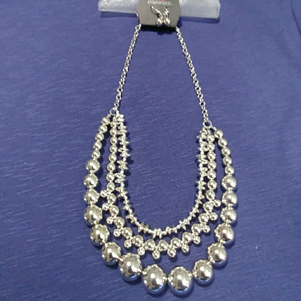 Set necklace and earrings